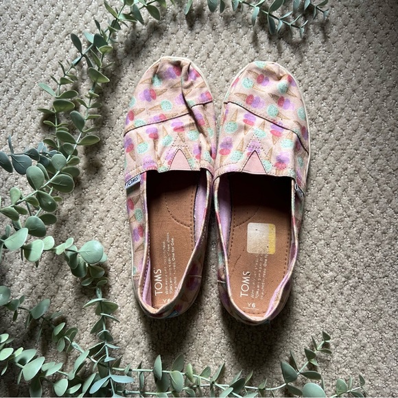 🍦Tom’s Ice Cream Cone Slip On Shoes - Picture 2 of 7